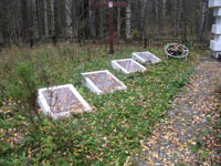 Памятник героям-пограничникам 33-го погранотряда: левый ряд плит с фамилиями. 2010 год, октябрь