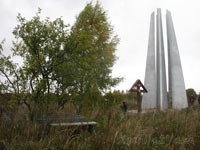 Монумент «Пять штыков» и «Яблоня Джатиева»: общий вид. 2010 год, октябрь.