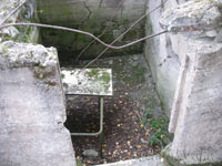 «Яблоня Джатиева»: внутри развалин помещения рядом с могилой. 2010 год, октябрь.