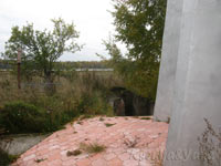 Монумент «Пять штыков» и «Яблоня Джатиева»: вид от монумента на яблоню и развалины. 2010 год, октябрь.