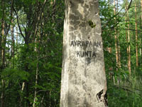 Финский каменный межевой указатель: одна из сторон с надписью. 2009 год, июль.