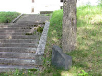 Лютеранская церковь Вуоксенранта (Vuoksenranta) — лестница с поляны к кирхе. 2009 год, июль.